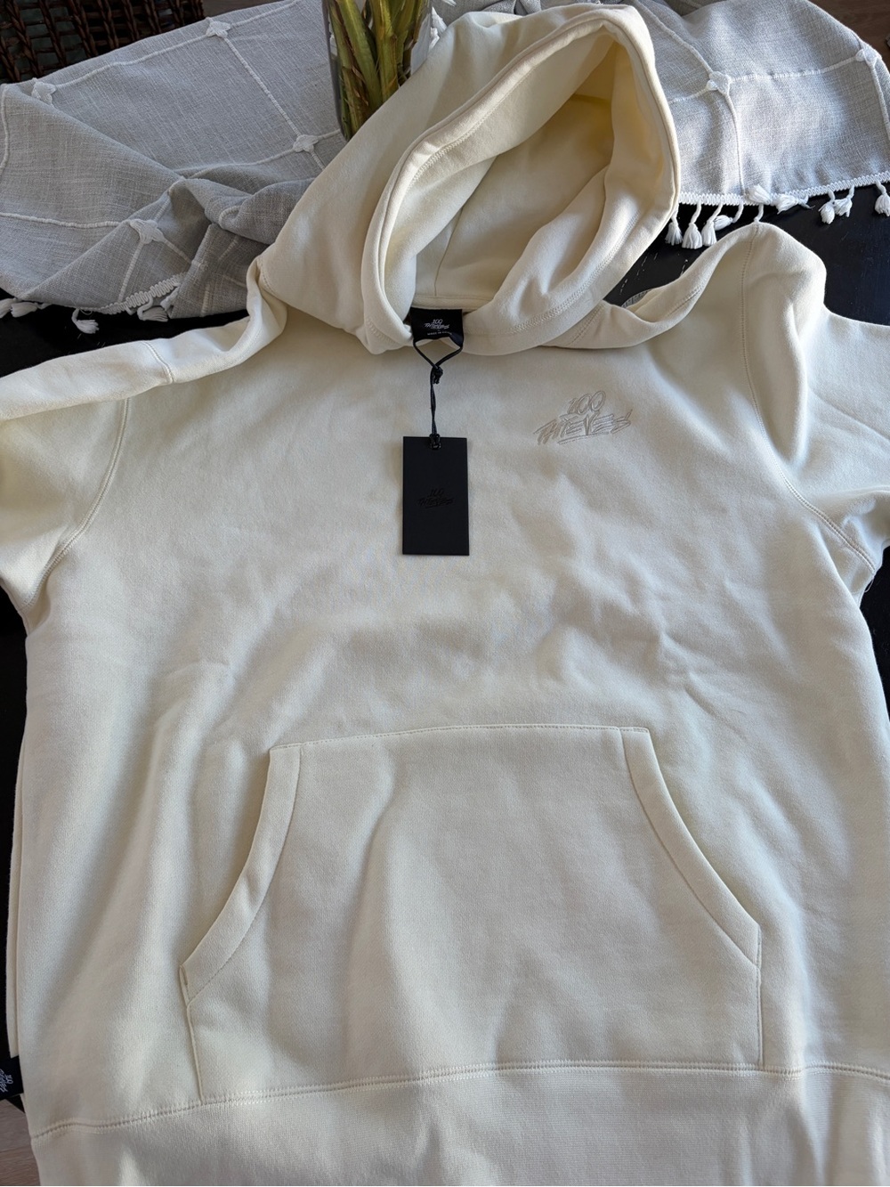 NWT 100 Thieves Men’s cream Hooded Sweatshirt - large
